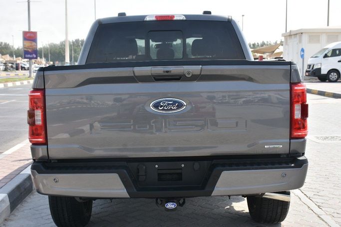 Подержанный Ford F-150 XIV, 2.7 л, 2022 в Шардже от Alfaris Used Cars Серый цвет.  | AUTO.AE