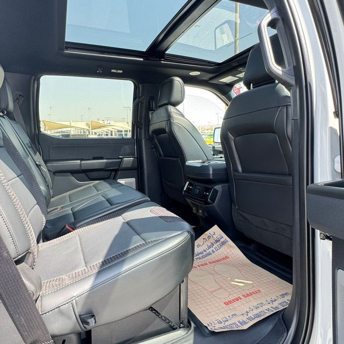 Подержанный Ford F-150 XIV, 3.5 л, 2023 в Шардже от Alfaris Used Cars Белый цвет.  | AUTO.AE