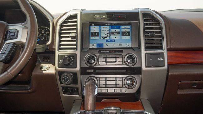 Подержанный Ford F-150 XIII Рестайлинг, 3.5 л, 2017 в Шардже от Alnujoom Al Malakiah Used Cars Черный цвет. Американская | AUTO.AE