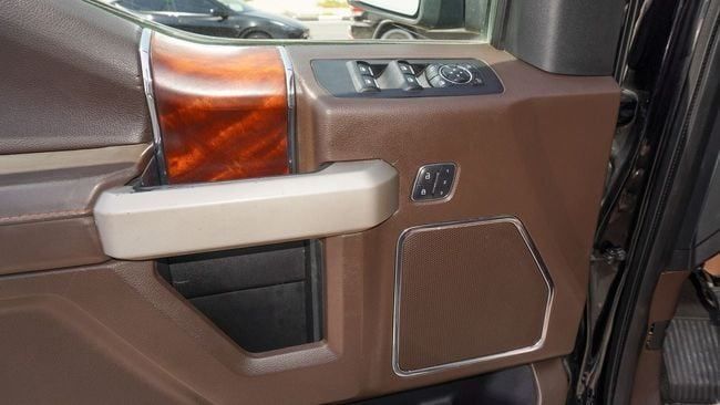 Подержанный Ford F-150 XIII Рестайлинг, 3.5 л, 2017 в Шардже от Alnujoom Al Malakiah Used Cars Черный цвет. Американская | AUTO.AE