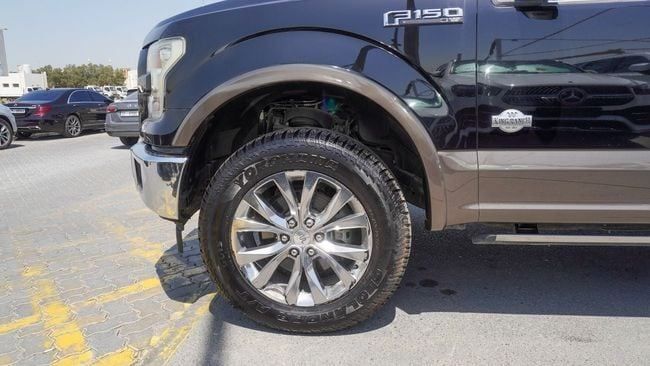 Подержанный Ford F-150 XIII Рестайлинг, 3.5 л, 2017 в Шардже от Alnujoom Al Malakiah Used Cars Черный цвет. Американская | AUTO.AE