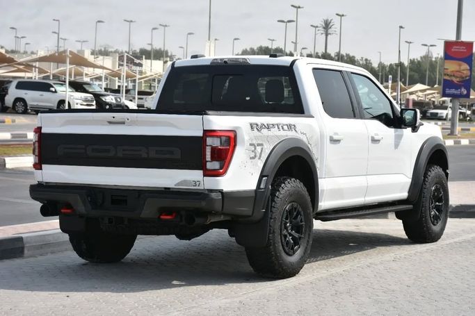 Подержанный Ford F-150 XIV, 3.3 л, 2023 в Шардже от Alfaris Used Cars Белый цвет. Other | AUTO.AE