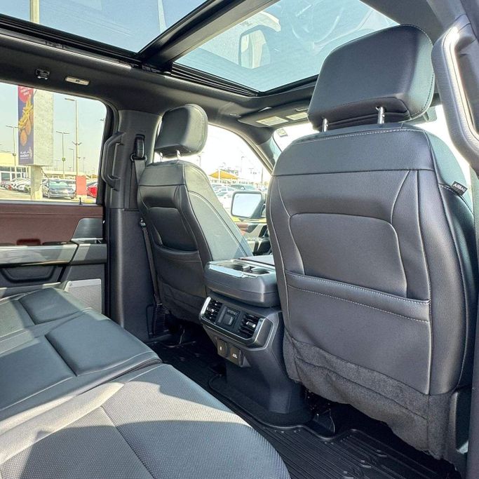 Подержанный Ford F-150 XIV, 3.5 л, 2023 в Шардже от Alfaris Used Cars Черный цвет. Other | AUTO.AE