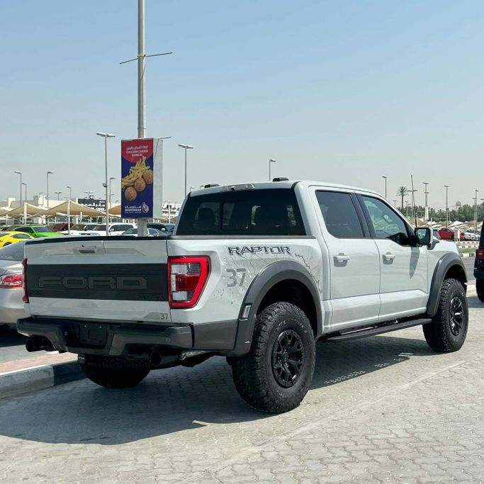 Подержанный Ford F-150 XIV, 3.5 л, 2023 в Шардже от Alfaris Used Cars Белый цвет. Other | AUTO.AE