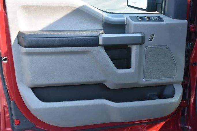 Подержанный Ford F-150 XIII, 3.5 л, 2016 в Шардже от Alfaris Used Cars Красный цвет. Other | AUTO.AE