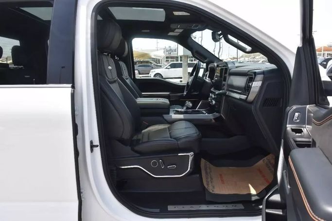 Подержанный Ford F-150 XIV, 3.5 л, 2022 в Шардже от Alfaris Used Cars Белый цвет. Other | AUTO.AE