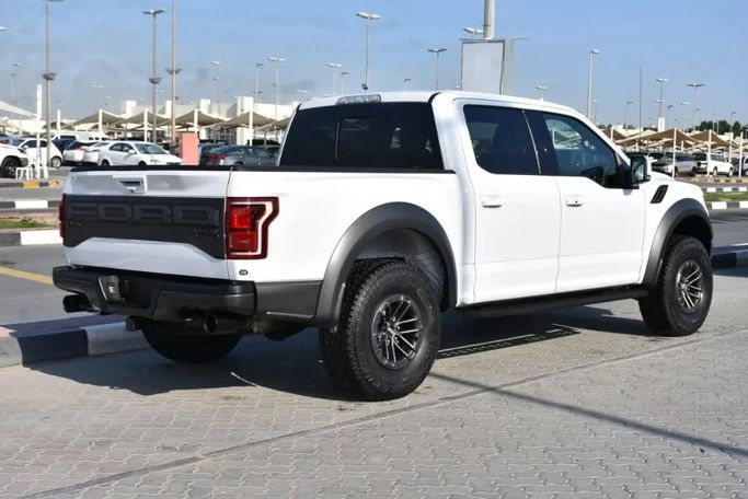 Подержанный Ford F-150 XIV, 3.5 л, 2020 в Шардже от Alfaris Used Cars Белый цвет. Other | AUTO.AE