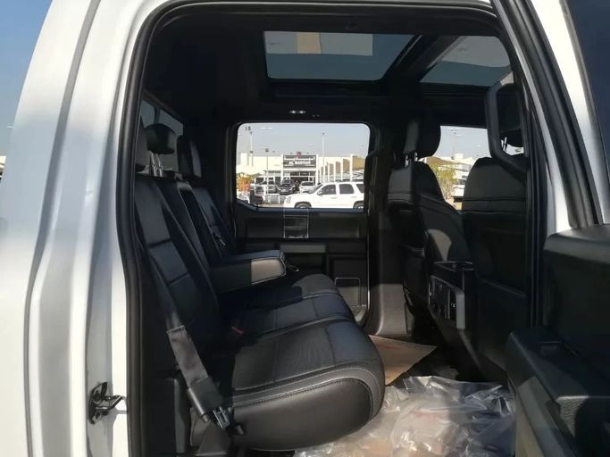 Подержанный Ford F-150 XIV, 3.5 л, 2020 в Шардже от Alfaris Used Cars Белый цвет. Other | AUTO.AE