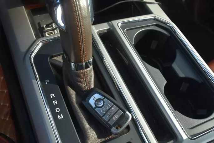 Подержанный Ford F-150 XIII Рестайлинг, 3.5 л, 2020 в Шардже от Alfaris Used Cars Белый цвет. Other | AUTO.AE