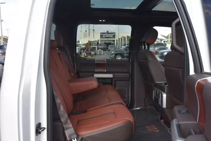 Подержанный Ford F-150 XIII Рестайлинг, 3.5 л, 2020 в Шардже от Alfaris Used Cars Белый цвет. Other | AUTO.AE