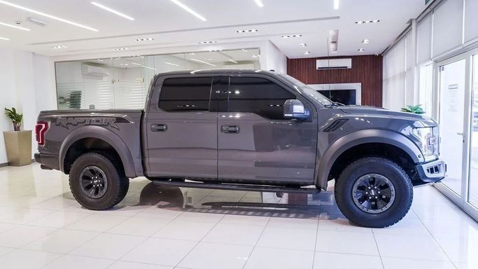 Подержанный Ford F-150 XIII Рестайлинг, 3.5 л, 2018 в Шардже от Alsalama Motors Серый цвет. Американская | AUTO.AE