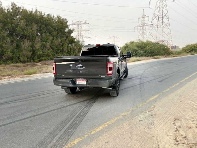 Подержанный Ford F-150 XIV, 3.5 л, 2022 в Шардже от Alsalama Motors Серый цвет. Канадская | AUTO.AE