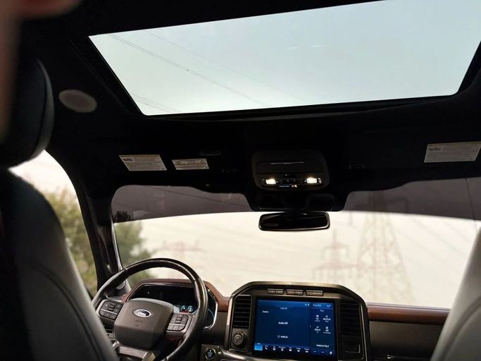 Подержанный Ford F-150 XIV, 3.5 л, 2022 в Шардже от Alsalama Motors Серый цвет. Канадская | AUTO.AE