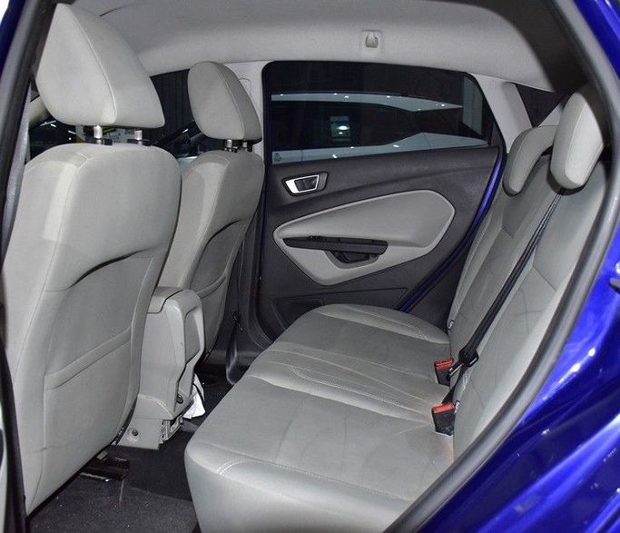 Подержанный Ford Fiesta Mk6 Рестайлинг, 1.6 л, 2015 в Шардже от Honey Gidosha Used Cars Tr. Синий цвет.  | AUTO.AE