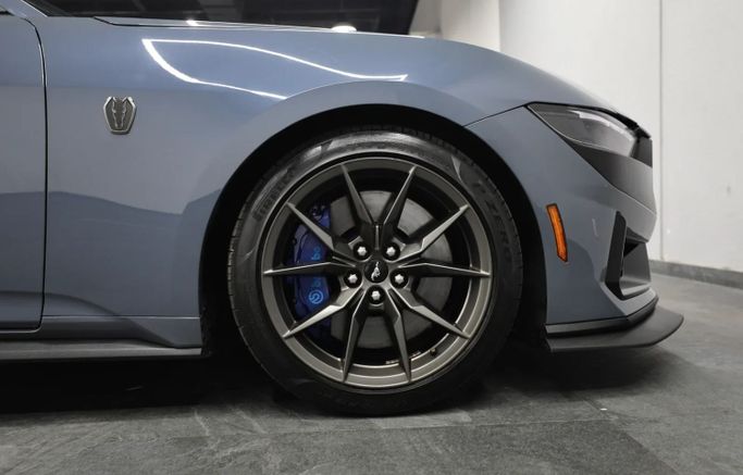 Подержанный Ford Mustang Dark Horse VII, 5.0 л, 2024 в Шардже от Al Qassem Cars Trading Голубой цвет. Американская | AUTO.AE