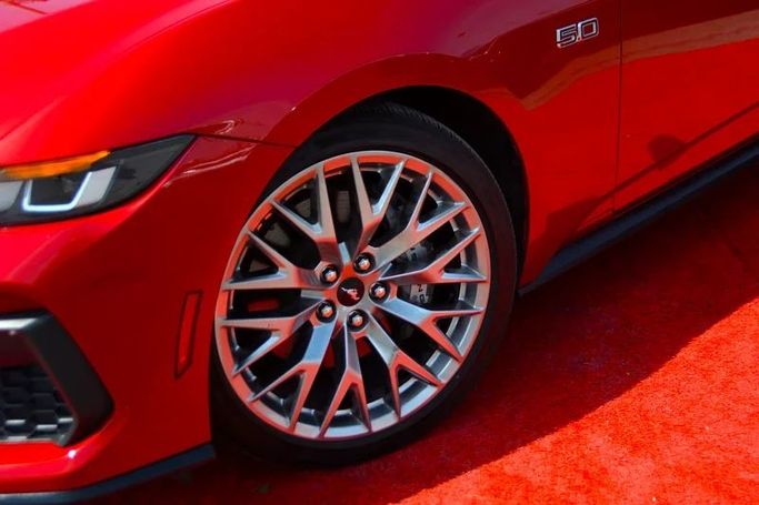 Подержанный Ford Mustang GT VII, 5.0 л, 2024 в Шардже от Wadishee Used Cars Красный цвет. Американская | AUTO.AE