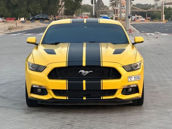 Подержанный Ford Mustang VI, 5.0 л, 2016 в Шардже от Al Aayan Used Cars Желтый цвет. Американская | AUTO.AE