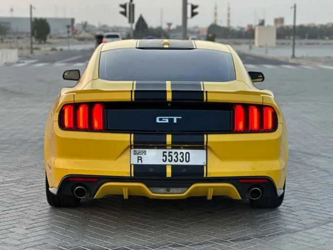 Подержанный Ford Mustang VI, 5.0 л, 2016 в Шардже от Al Aayan Used Cars Желтый цвет. Американская | AUTO.AE