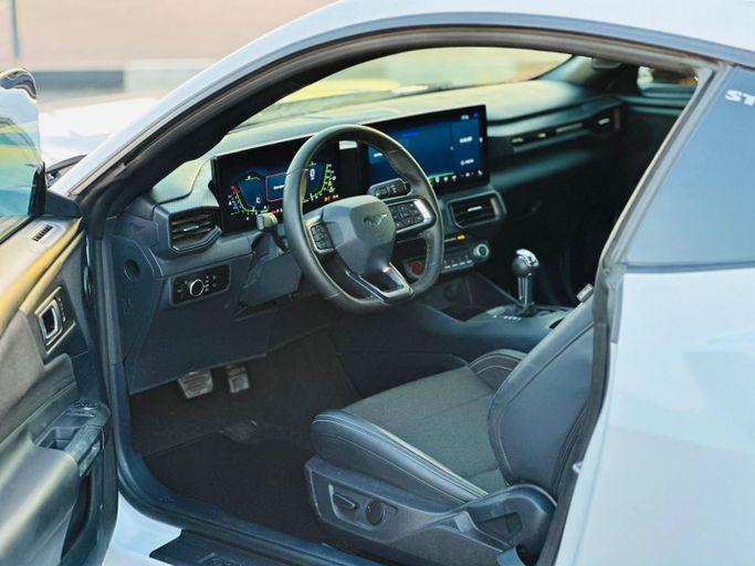 Подержанный Ford Mustang VII, 2.3 л, 2024 в Шардже от Kandy Cars Белый цвет. Other | AUTO.AE
