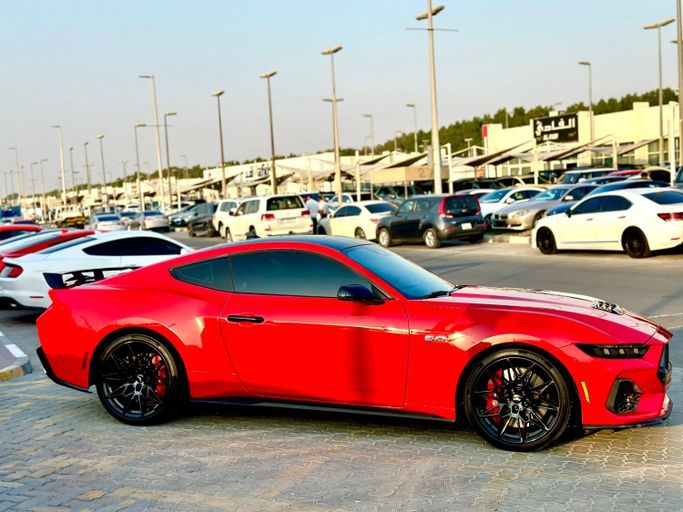 Подержанный Ford Mustang GT Performance VII, 5.0 л, 2024 в Шардже от Kandy Cars Красный цвет. Other | AUTO.AE