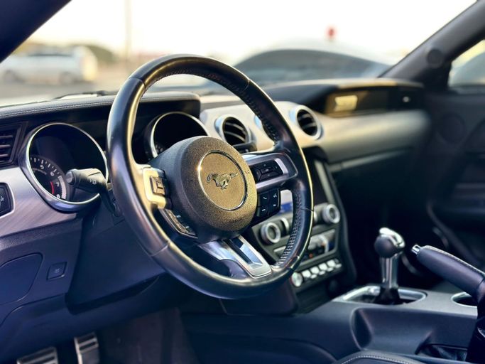 Подержанный Ford Mustang VI Рестайлинг, 2.3 л, 2022 в Шардже от Kandy Cars Белый цвет. Other | AUTO.AE
