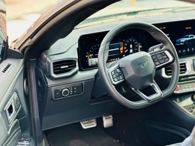 Подержанный Ford Mustang GT Performance VII, 5.0 л, 2024 в Шардже от Kandy Cars Черный цвет. Американская | AUTO.AE