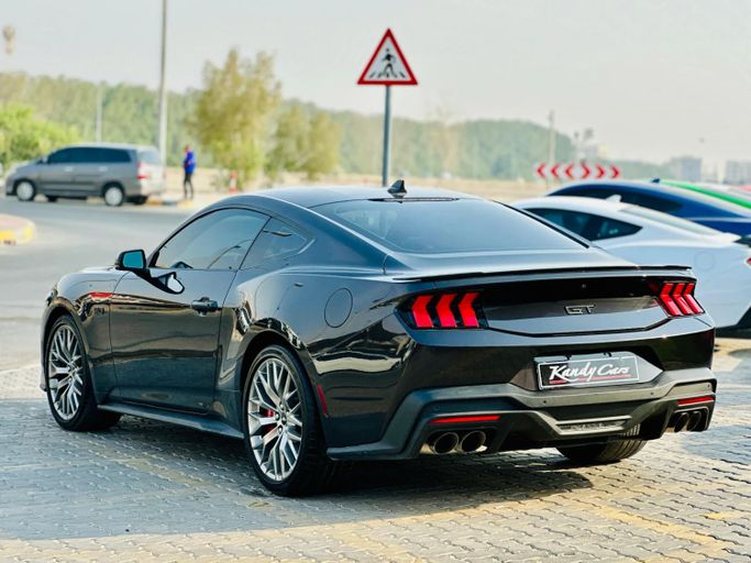 Подержанный Ford Mustang GT Performance VII, 5.0 л, 2024 в Шардже от Kandy Cars Черный цвет. Американская | AUTO.AE