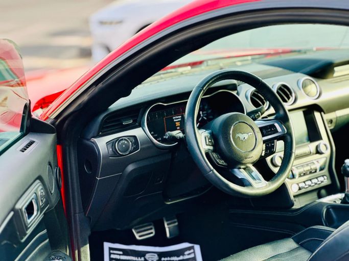 Подержанный Ford Mustang VI Рестайлинг, 2.3 л, 2021 в Шардже от Kandy Cars Красный цвет. Американская | AUTO.AE