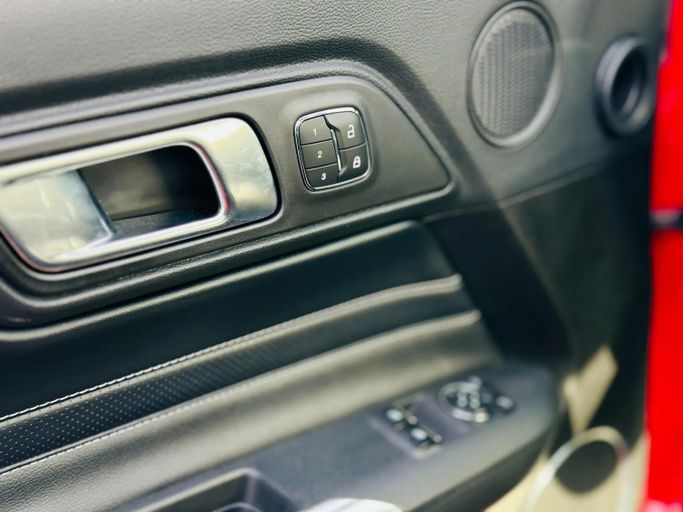 Подержанный Ford Mustang VI Рестайлинг, 2.3 л, 2021 в Шардже от Kandy Cars Красный цвет. Американская | AUTO.AE