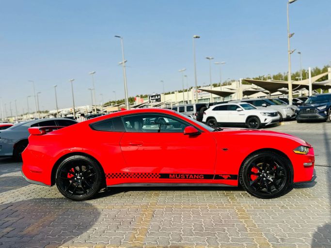 Подержанный Ford Mustang VI Рестайлинг, 2.3 л, 2021 в Шардже от Kandy Cars Красный цвет. Американская | AUTO.AE