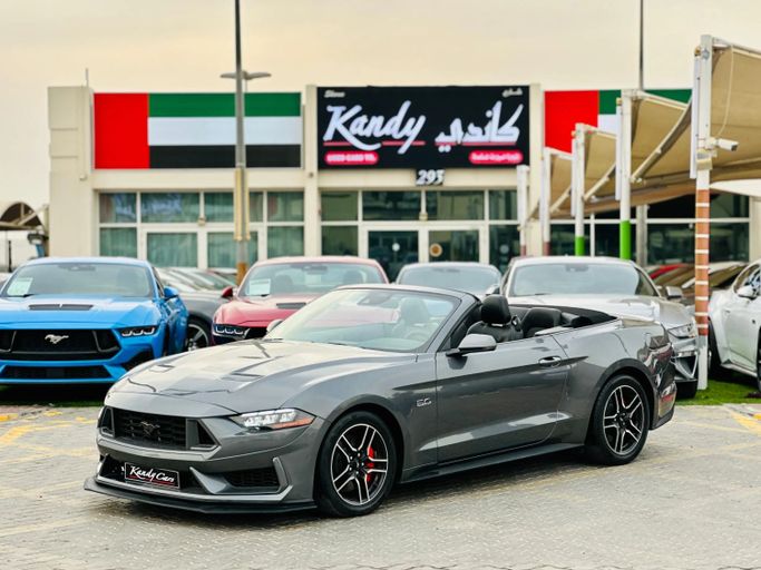 Подержанный Ford Mustang VI Рестайлинг, 5.0 л, 2022 в Шардже от Kandy Cars Серый цвет. Американская | AUTO.AE