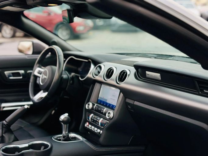 Подержанный Ford Mustang VI Рестайлинг, 5.0 л, 2022 в Шардже от Kandy Cars Серый цвет. Американская | AUTO.AE