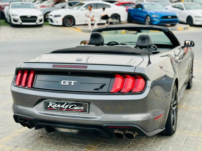 Подержанный Ford Mustang VI Рестайлинг, 5.0 л, 2022 в Шардже от Kandy Cars Серый цвет. Американская | AUTO.AE