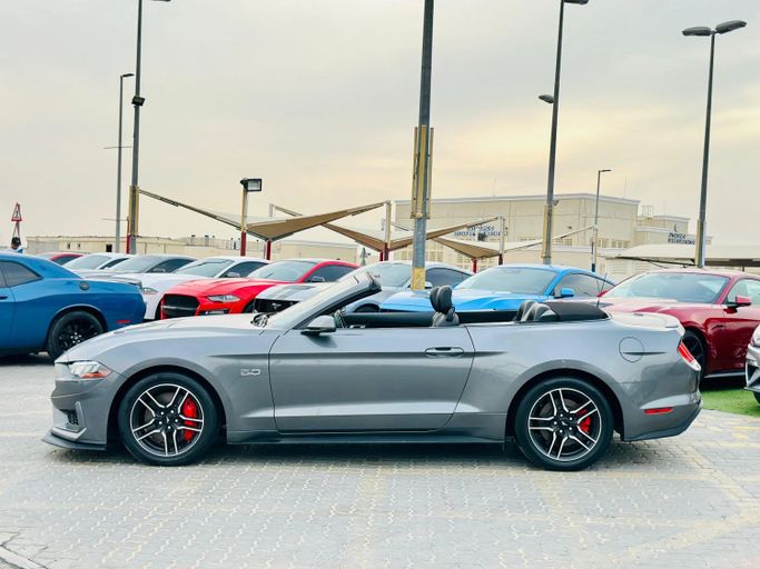 Подержанный Ford Mustang VI Рестайлинг, 5.0 л, 2022 в Шардже от Kandy Cars Серый цвет. Американская | AUTO.AE