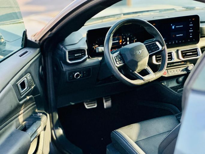 Подержанный Ford Mustang VII, 2.3 л, 2024 в Шардже от Kandy Cars Серый цвет. Американская | AUTO.AE