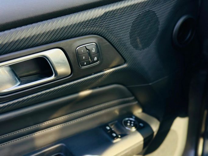 Подержанный Ford Mustang VII, 2.3 л, 2024 в Шардже от Kandy Cars Серый цвет. Американская | AUTO.AE