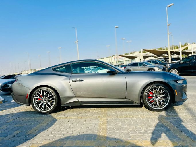 Подержанный Ford Mustang VII, 2.3 л, 2024 в Шардже от Kandy Cars Серый цвет. Американская | AUTO.AE