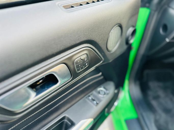 Подержанный Ford Mustang VI Рестайлинг, 2.3 л, 2019 в Шардже от Kandy Cars Зеленый цвет. Американская | AUTO.AE