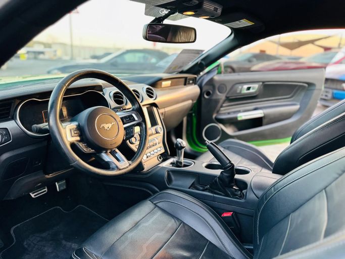 Подержанный Ford Mustang VI Рестайлинг, 2.3 л, 2019 в Шардже от Kandy Cars Зеленый цвет. Американская | AUTO.AE