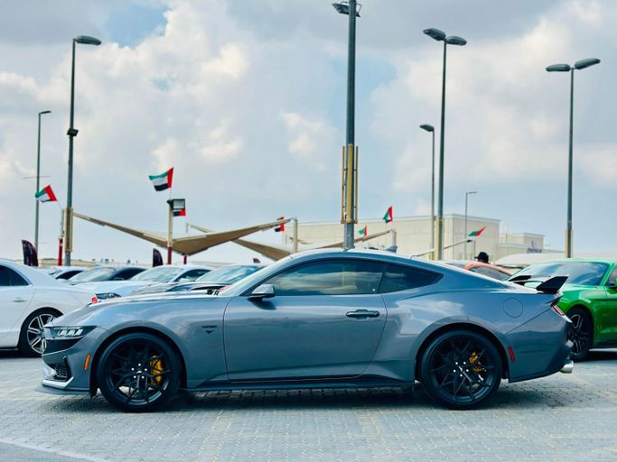 Подержанный Ford Mustang VII, 2.3 л, 2024 в Шардже от Kandy Cars Черный цвет. Американская | AUTO.AE