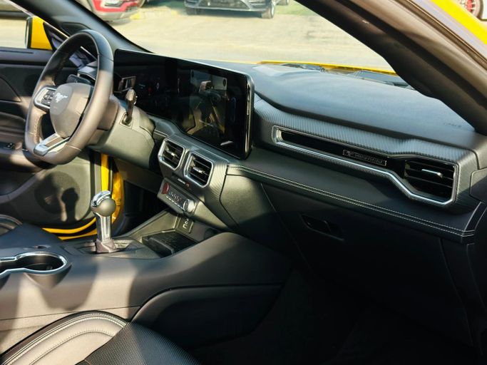 Подержанный Ford Mustang VII, 2.3 л, 2024 в Шардже от Kandy Cars Желтый цвет. Американская | AUTO.AE