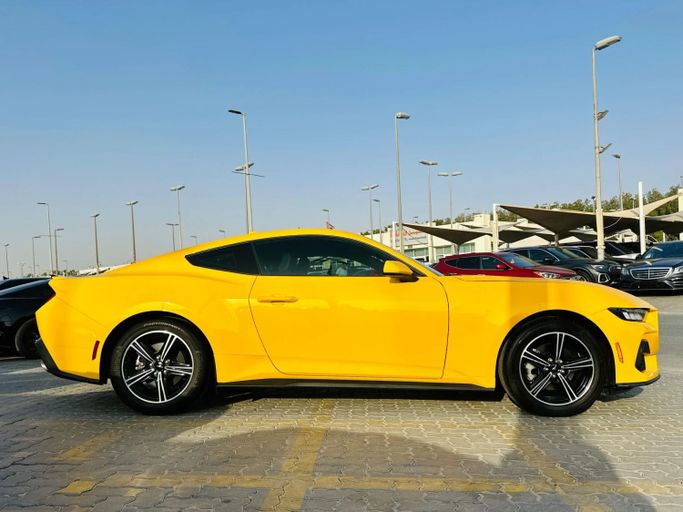 Подержанный Ford Mustang VII, 2.3 л, 2024 в Шардже от Kandy Cars Желтый цвет. Американская | AUTO.AE