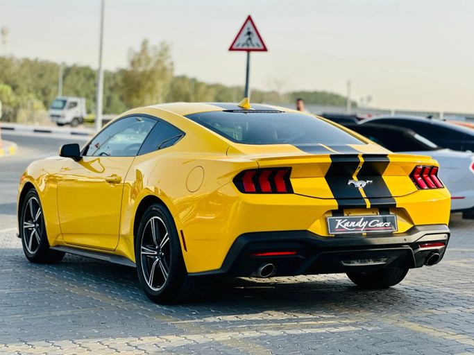 Подержанный Ford Mustang VII, 2.3 л, 2024 в Шардже от Kandy Cars Желтый цвет. Американская | AUTO.AE