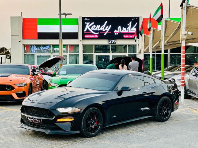 Подержанный Ford Mustang VI Рестайлинг, 2.3 л, 2019 в Шардже от Kandy Cars Черный цвет. Американская | AUTO.AE