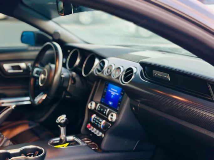 Подержанный Ford Mustang VI Рестайлинг, 2.3 л, 2019 в Шардже от Kandy Cars Черный цвет. Американская | AUTO.AE