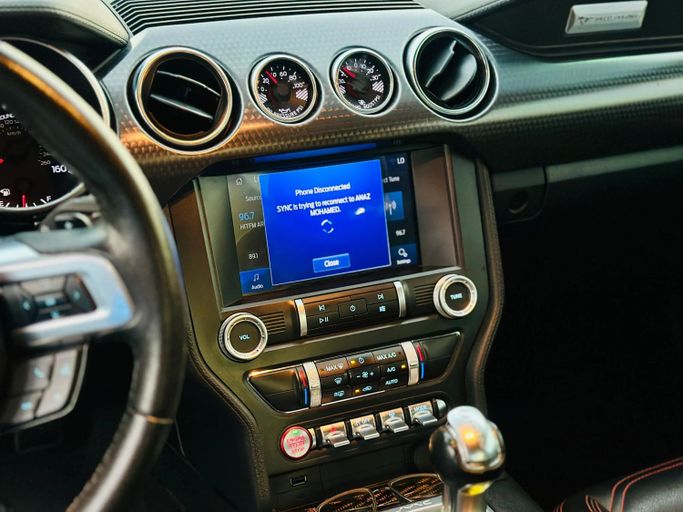 Подержанный Ford Mustang VI Рестайлинг, 2.3 л, 2019 в Шардже от Kandy Cars Черный цвет. Американская | AUTO.AE