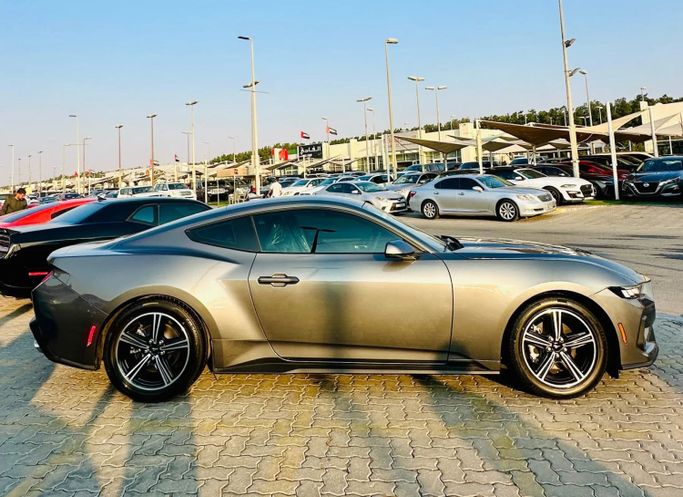 Подержанный Ford Mustang VII, 2.3 л, 2024 в Шардже от Kandy Cars Серый цвет. Американская | AUTO.AE
