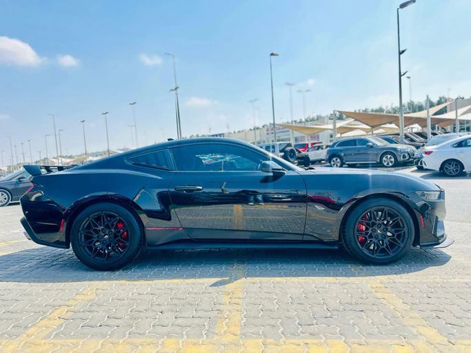 Подержанный Ford Mustang GT Performance VII, 5.0 л, 2024 в Шардже от Kandy Cars Черный цвет. Американская | AUTO.AE