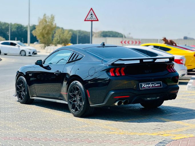 Подержанный Ford Mustang GT Performance VII, 5.0 л, 2024 в Шардже от Kandy Cars Черный цвет. Американская | AUTO.AE