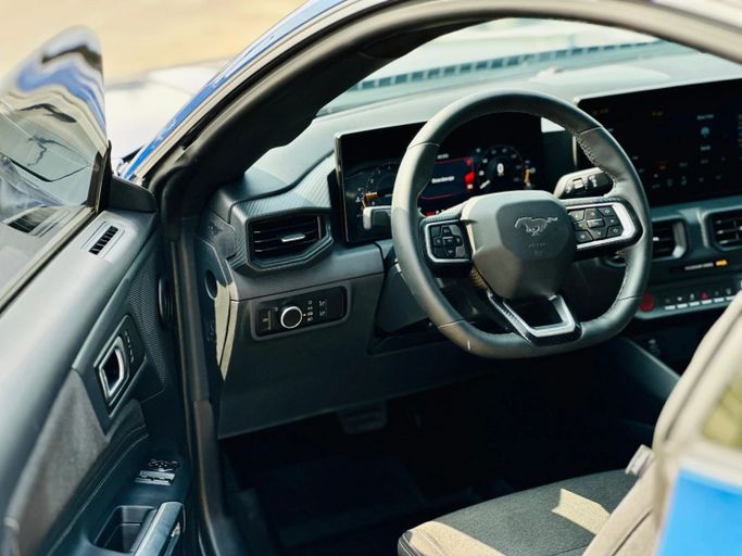 Подержанный Ford Mustang VII, 2.3 л, 2024 в Шардже от Kandy Cars Синий цвет. Американская | AUTO.AE